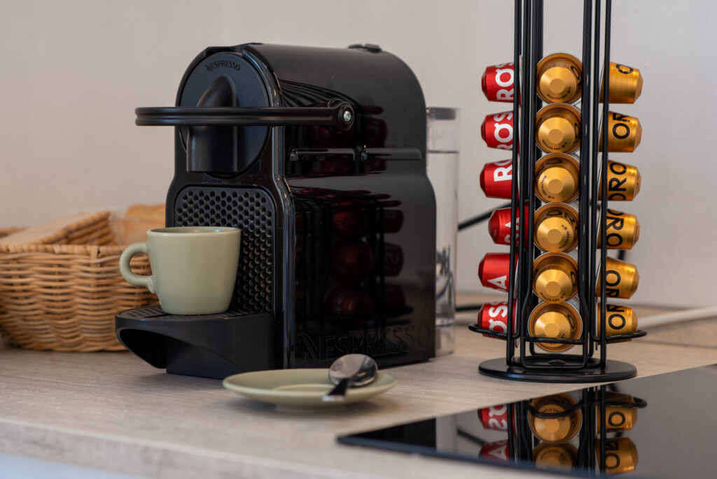 Angolo caffè con macchina espresso nella cucina attrezzata dell'alloggio business vicinissimo al Porto Antico a Genova.