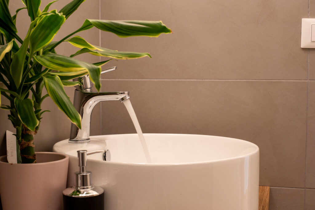 Bagno privato ensuite con doccia moderna e set di cortesia nell'appartamento vicino a Piazza De Ferrari di Genova, in Residenza Pellicceria - Rolli