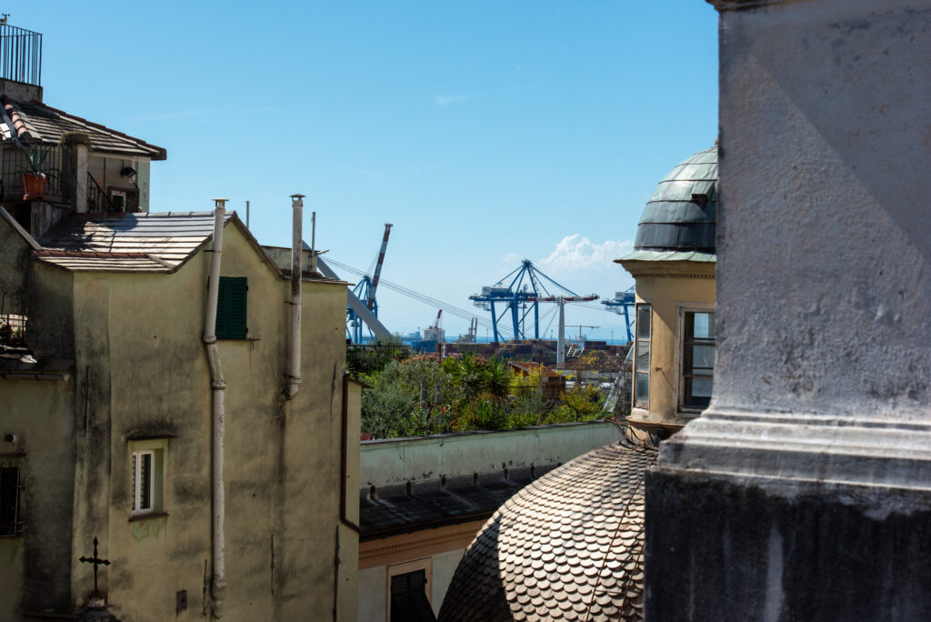 Scorcio panoramico del Porto di Genova a pochi passi dall'appartamento business in centro storico.