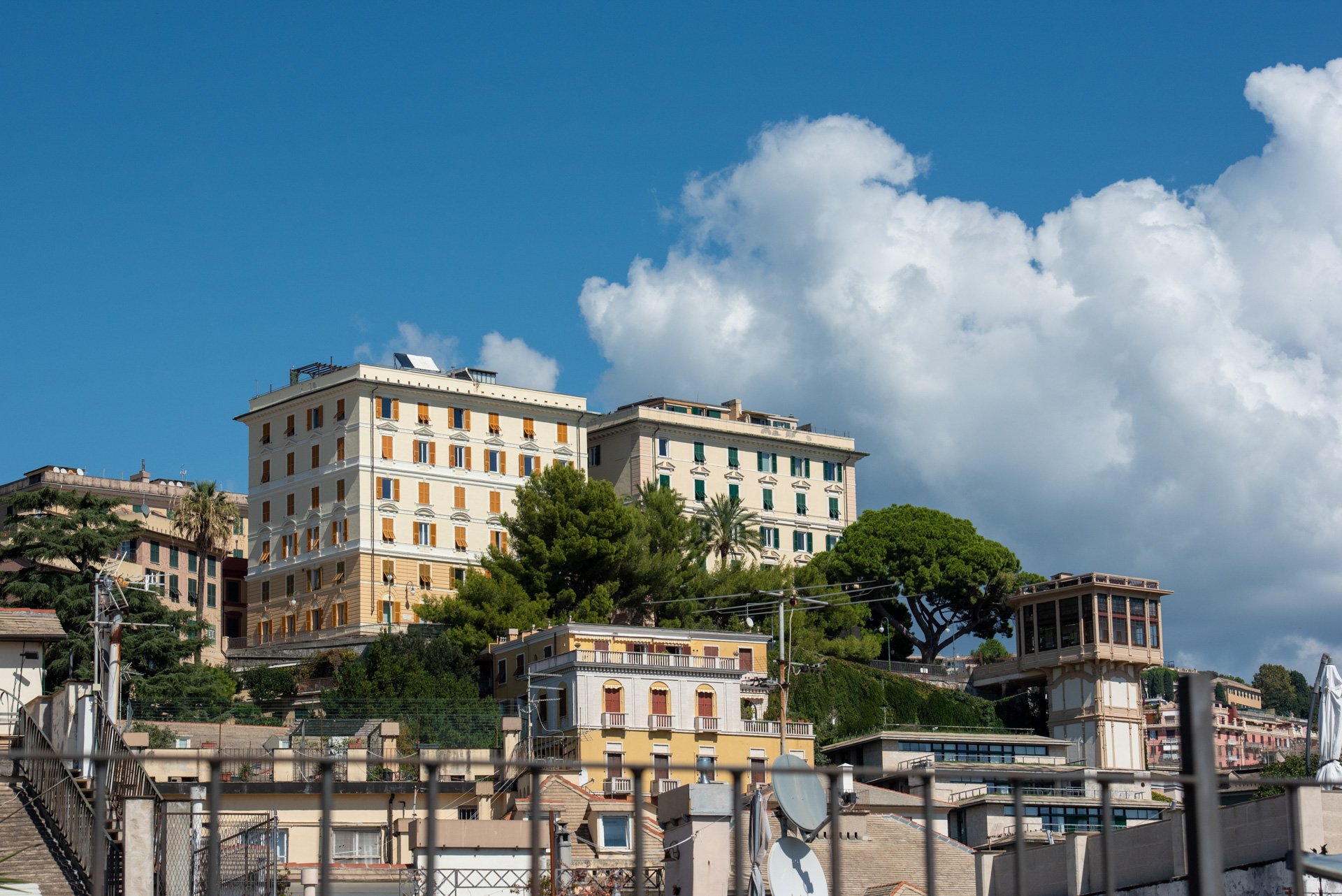 Scorcio panoramico del Porto Antico di Genova vista dalla terrazza dell'appartamento business in centro storico, palazzo dei Rolli.