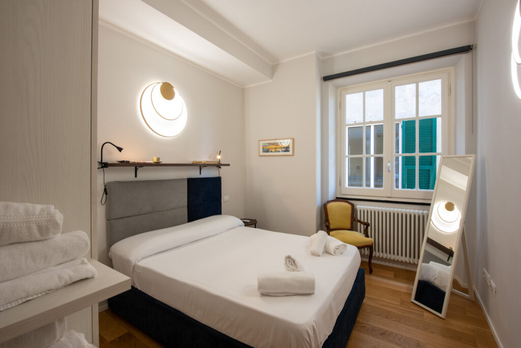 Seconda camera da letto dell'appartamento con bagno privato, ideale per dirigenti e colleghi in trasferta a Genova.