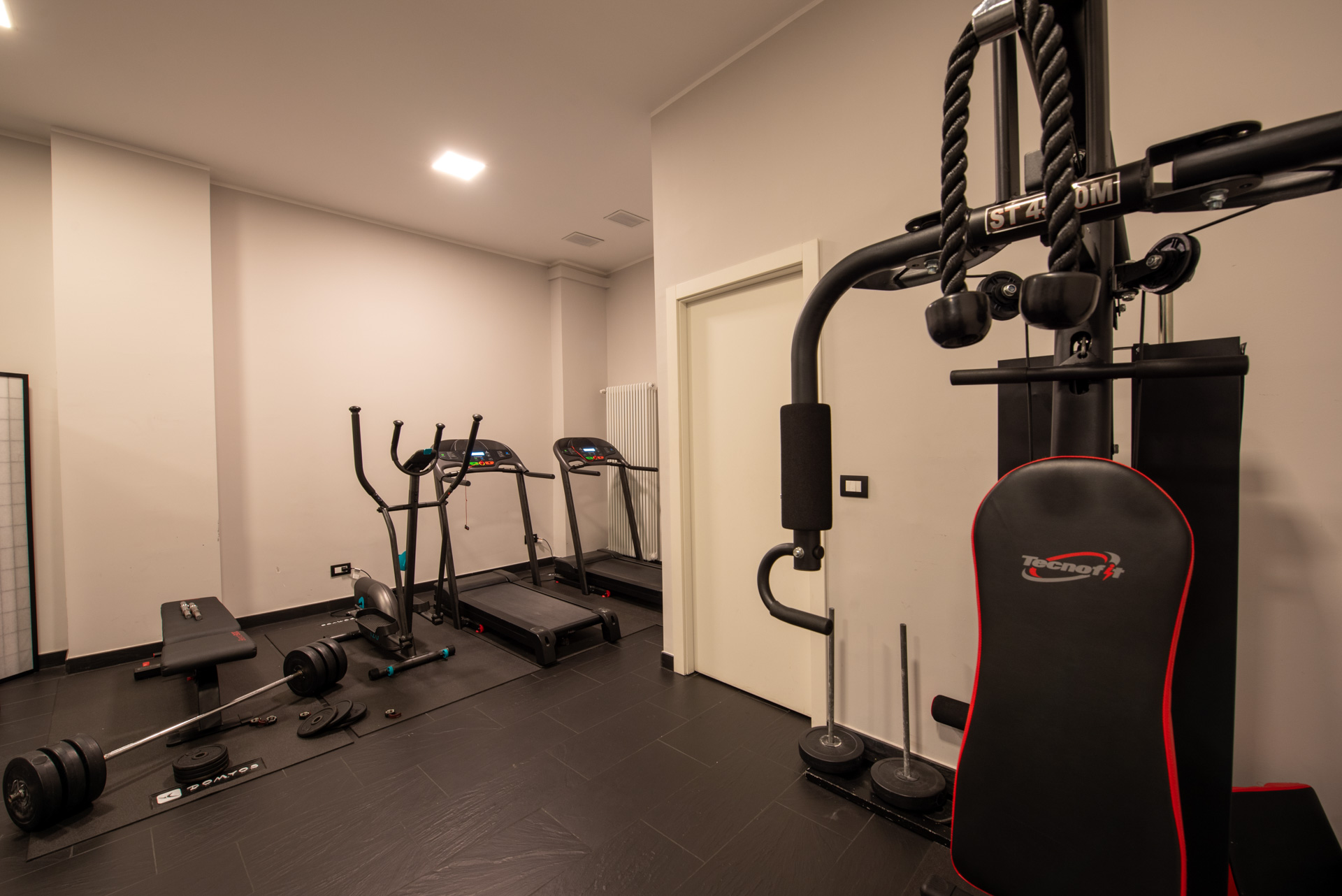 Area fitness e palestra condominiale attrezzata a disposizione degli ospiti dell'appartamento business a Genova.