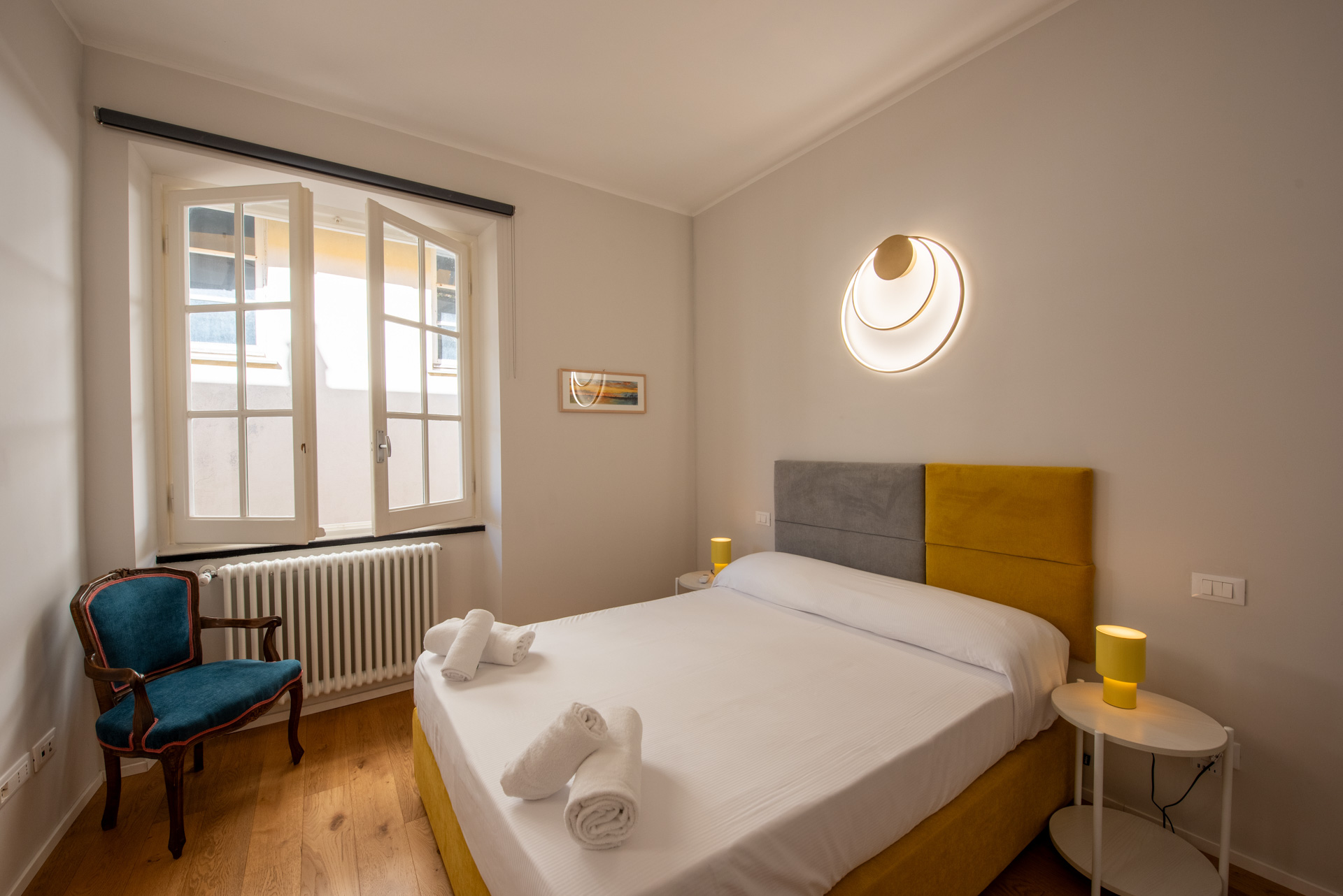 Camera da letto matrimoniale finemente arredata con bagno privato ensuite per soggiorni business a Genova centro