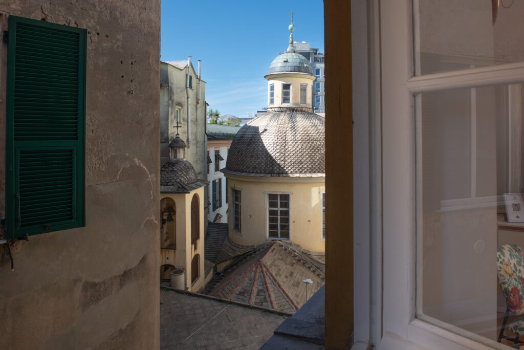 Scorcio della storica Chiesa di San Luca tra i caratteristici caruggi di Genova a brevissima distanza dall'alloggio Residenza Pellicceria.