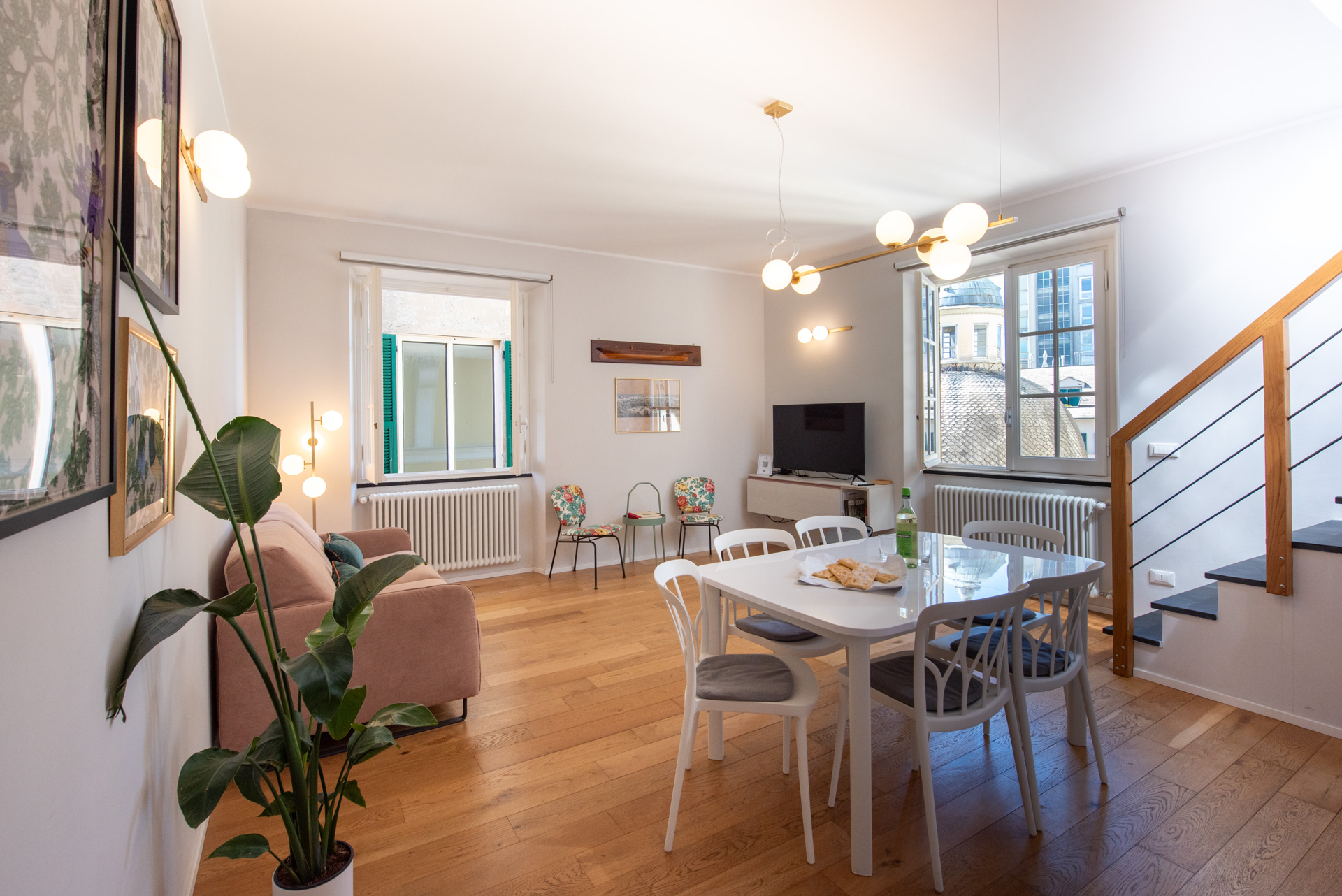 Ampia e luminosa zona living con divano e area relax nell'appartamento business a Genova centro storico, in Palazzo dei Rolli, con cucina attrezzata.