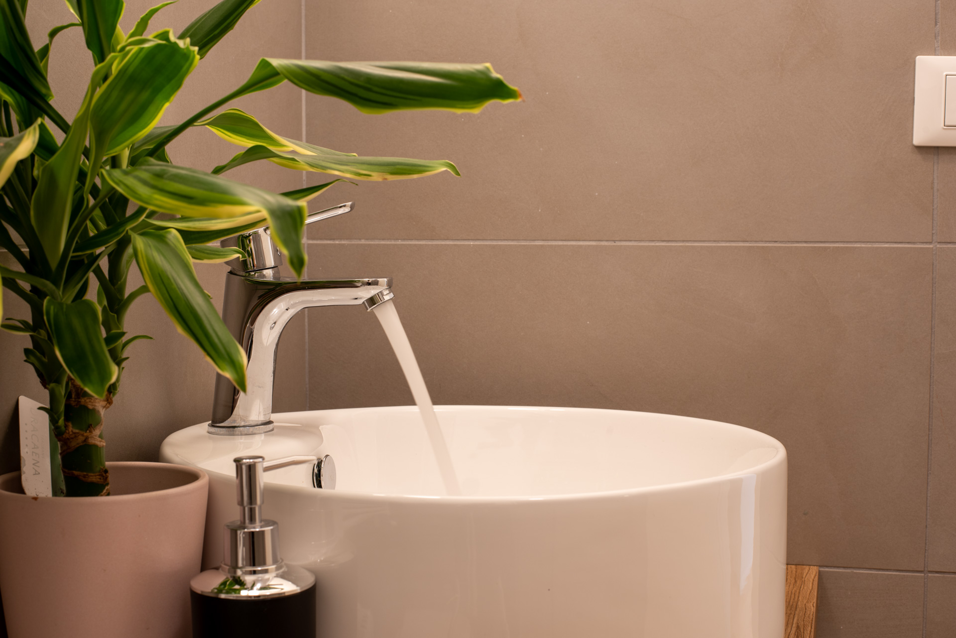 Bagno privato ensuite con doccia moderna e set di cortesia nell'appartamento vicino a Piazza De Ferrari di Genova, in Residenza Pellicceria - Rolli